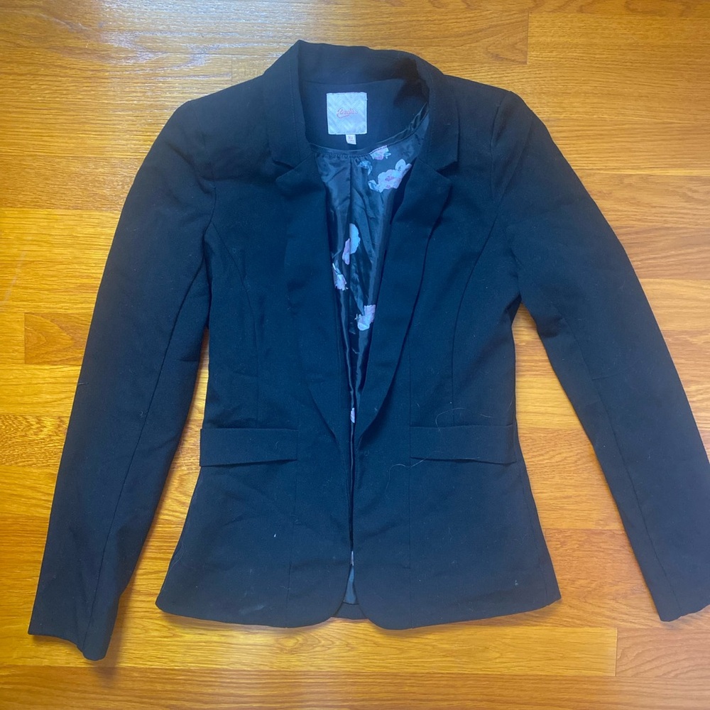 Candie’s padded shoulder blazer